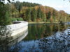 Landschaftsaufnahme der Eschbachtalsperre mit Wasser, Bäumen und Wanderweg.